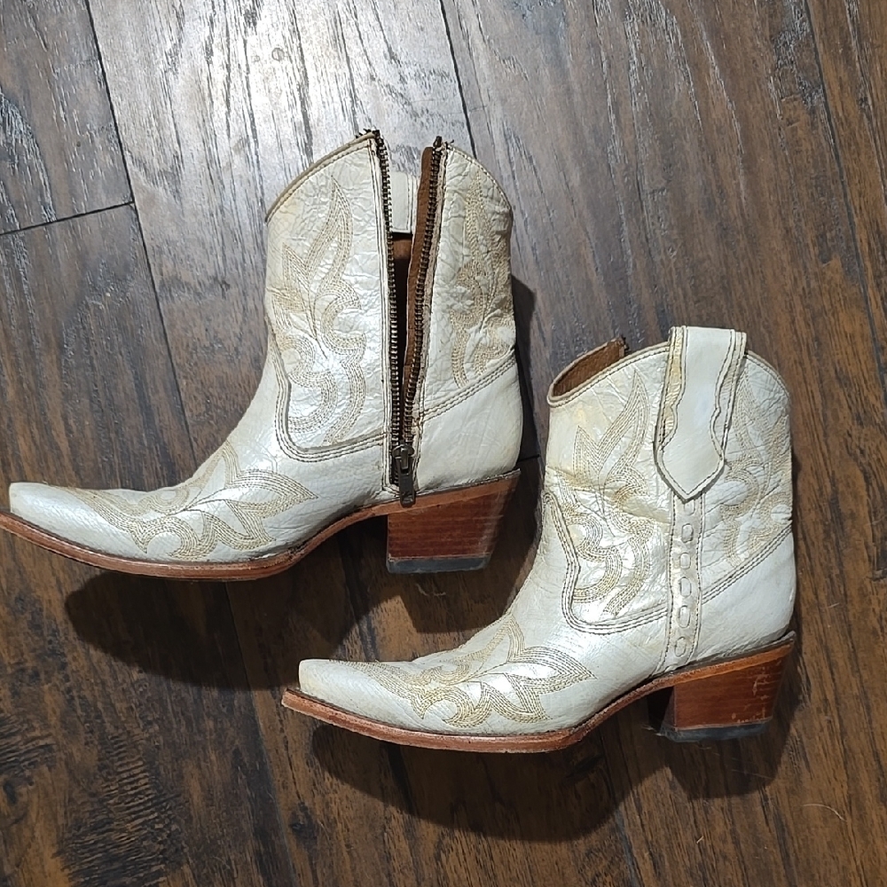 Like New Circle G Pearl Embroidery Ankle Boots